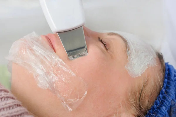 Limpeza facial por dispositivo ultrassônico — Fotografia de Stock