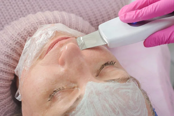 Aparelhos para limpeza ultrassónica no salão de depilação — Fotografia de Stock