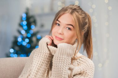 Kızlar soğuk zamanlarda ellerini sıcak tutar.