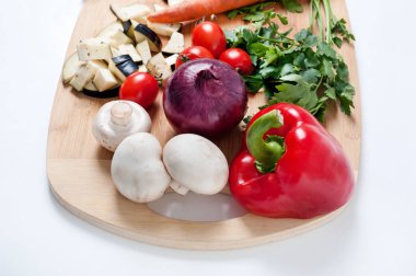 Dilimlenmiş sebze, havuç, mantar, maydanoz, vişneli domates, biberli soğan. Çiğ vejetaryen sağlıklı yiyecekler