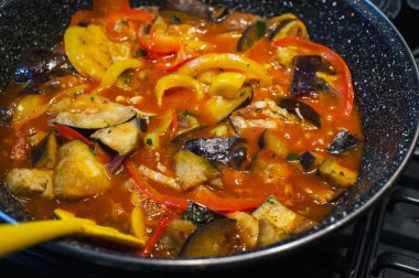 Kızartma tavasında sebzeler, sebze dilimleme