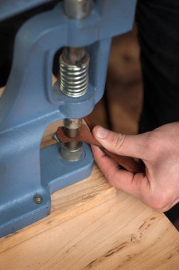 Yaklaş, üstat basın makinesinde deriden çıkıyor.