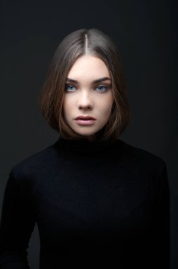 Genç kız kıvırcık saçlı, koyu gölgeli, muhteşem görünüyor.