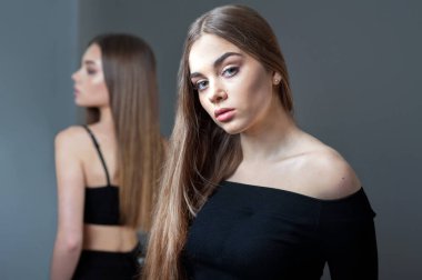 farklı yönlere döndü, kız arkadaşlar veya kız kardeşler, çatışma konsepti