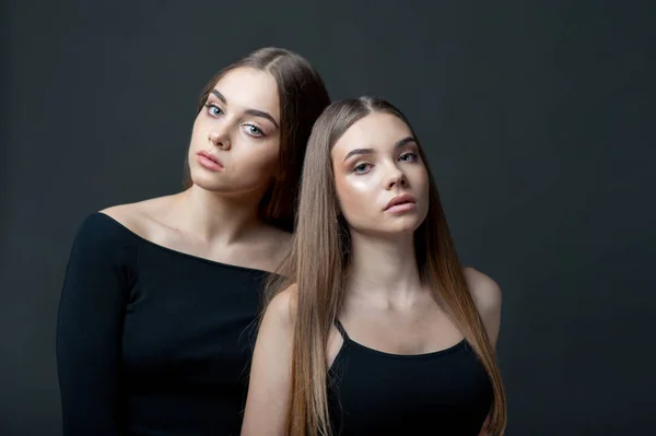 Zwei schwarz gekleidete Schwestern, Lebensstil-Konzept von Familie oder Freundschaft — Stockfoto