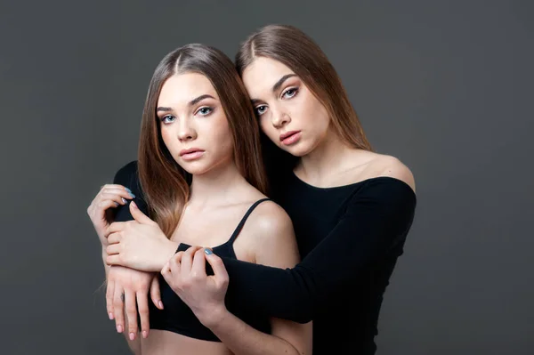 Oudere en jongere zussen omarmd, vriendschap concept — Stockfoto