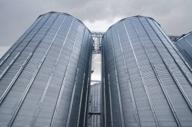 Tahıl deposu bir grup çelikle kaplanmış tanklarda. Tahıl temizleme, kurutma ve depolama noktası. Tarım işi. Alt görünüm.