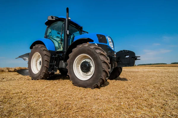 Nový Modrý Traktor Pracující Poli Moderní Zemědělská Doprava — Stock fotografie