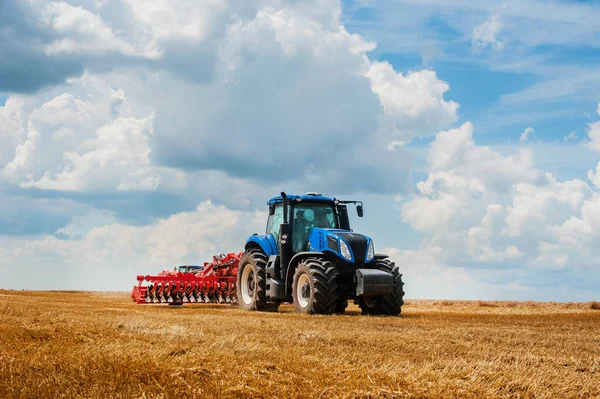 Tracteur Bleu Travaillant Dans Domaine Travaux Machines Agricoles Champ Beau — Photo