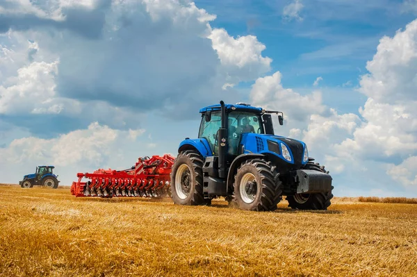 Tracteur Neuf Bleu Avec Herse Rouge Dans Champ Contre Ciel — Photo