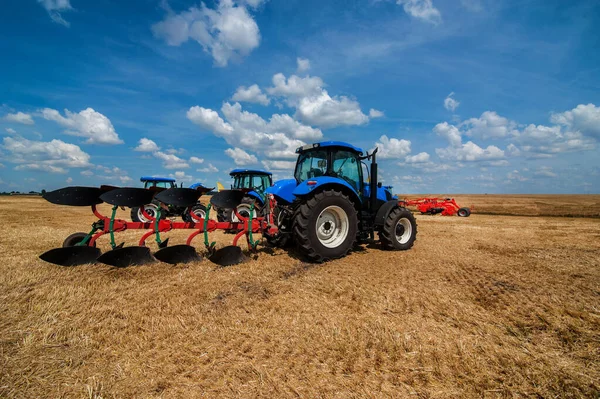 Nuovo Trattore Blu Movimento Che Lavora Con Aratro Campo Weat — Foto Stock