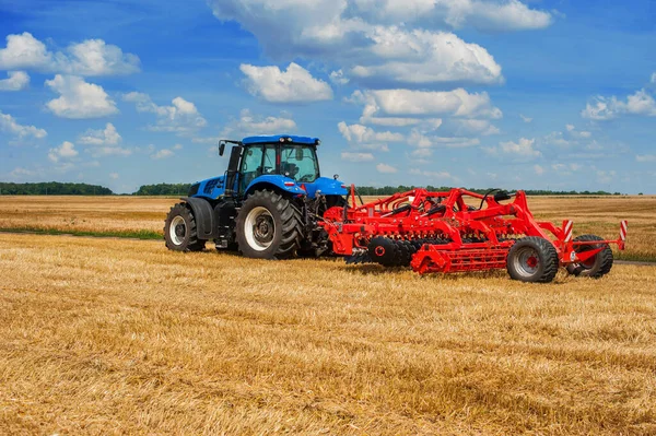 Tracteur Bleu Avec Tire Herse Rouge Travaillant Dans Champ Prêt — Photo