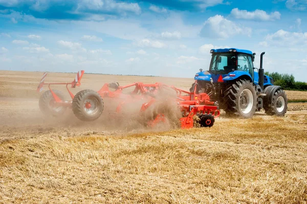 Trator Azul Trabalhando Campo Trabalho Máquinas Agrícolas Trator Com Grade — Fotografia de Stock