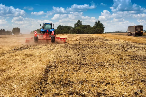 Kék Traktor Húzza Piros Borona Területen Talaj Előkészítése — Stock Fotó
