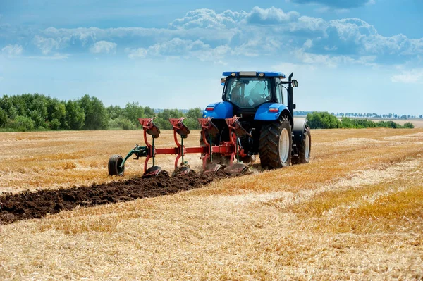 Kék Traktor Piros Ekével Szántófölddel Szántóföldi Előkészítéssel — Stock Fotó