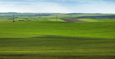 Baharda bahçelerin, tarım arazilerinin, tarım arazilerinin geometrik yamasından oluşan geniş bir manzara.