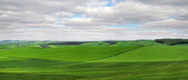 Panoramiczny Widok Geometrycznej Mozaiki Ogrodów Gruntów Rolnych Gruntów Rolnych Wiosną — Zdjęcie stockowe