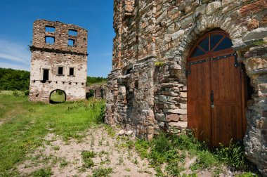 Ukrayna, Podgora köyü, Ternopil bölgesi, Terebovlya bölgesi. Pidhiryan Manastırı, manastır kapısı ve hücre kalıntıları.