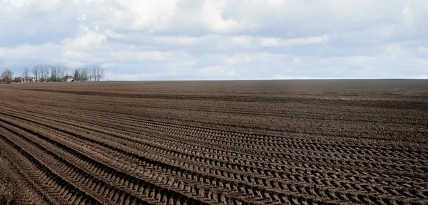 arable land during the preparation of the land for sowing at spring, followed by tractor tires