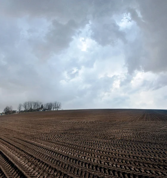 Весеннее Пахотное Поле Сельскохозяйственного Поля Подготовке Земли Посеву Облачным Небом — стоковое фото