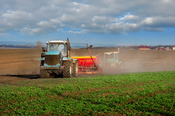 Traktorok Vetnek Mezőn Porfelhő Mezőgazdasági Művelés Föld Előkészítése Traktor Vetőgéppel — Stock Fotó