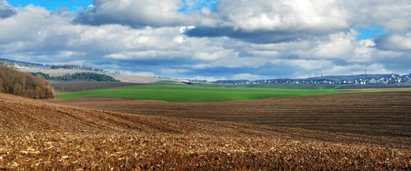 Vista Campo Arado Campo Trigo Inverno Terreno Montanhoso Primavera Com — Fotografia de Stock