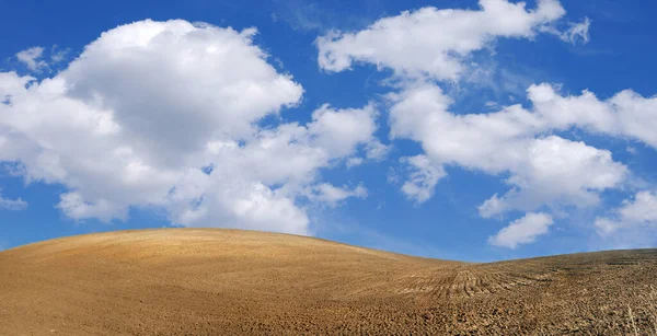 Blick Auf Gepflügtes Feld Hügeligen Gelände Mit Wolkenverhangenem Himmel — Stockfoto