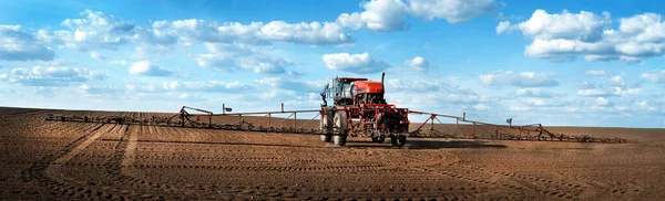 Panoramisch Uitzicht Zelfrijdende Rode Sproeier Het Veld Maakt Meststoffen Het — Stockfoto