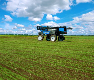 Mostys 'kyi ilçesi, Lviv bölgesi, Ukrayna - 05 Eylül 2019: Tarım makineleri sunumu - New Holland SP.275F tarlada kendi kendine püskürtücü spreyler, kış gübresi, bahar gübresi