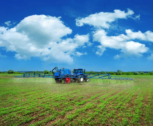 Trator Azul Novo Trabalho Campo Com Pulverizador Trailed Fertilizadores Colheita — Fotografia de Stock