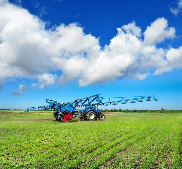 Kék Traktor Szántóföldi Munkában Farokpermetezővel Téli Termés Trágyákkal Tavaszi Termés — Stock Fotó