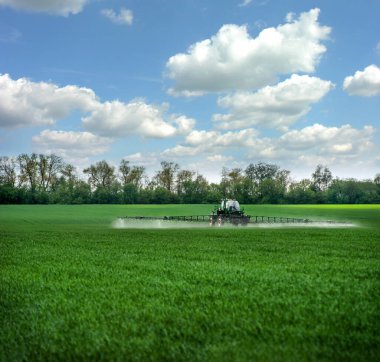 İlkbaharda yeşil alanlar, gübreler, dikiz aynaları, Ukrayna 'nın tarım arazilerindeki gübreler....