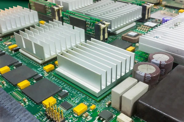 Selectieve aandacht op een elektronisch bord met grote Heatsinks — Stockfoto