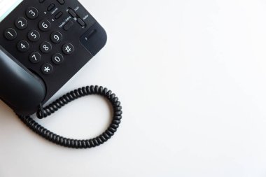 Üstten Görünüm veya düz beyaz dijital VoIP siyah telefon ta yatıyordu