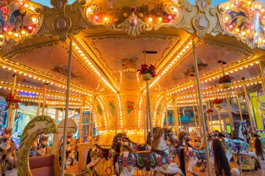 Hala Carousel veya evlenmek-Go-yuvarlak ile ışık dekorasyon gece Atm