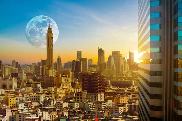 Bangkok cityscape alacakaranlık akşam arkadan aydınlatmalı Günbatımı ile su üzerinde