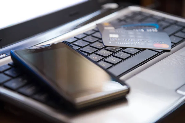 Seçici odak klavye cep telefonu ve kredi kartları online