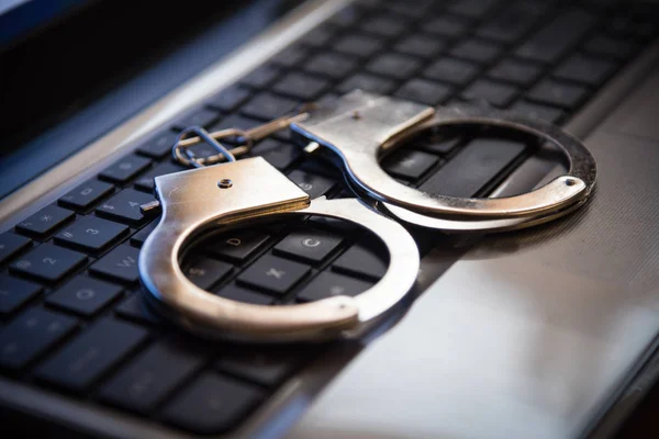 Επιλεκτική εστίαση σχετικά με χειροπέδες σε ένα πληκτρολόγιο cyber έγκλημα, πειρατεία, — Φωτογραφία Αρχείου