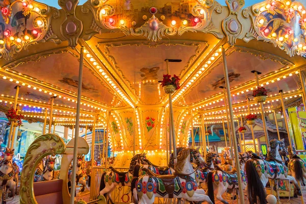 Ancora giostra o Marry-Go-Round con luce decorazione notturna ATM — Foto Stock