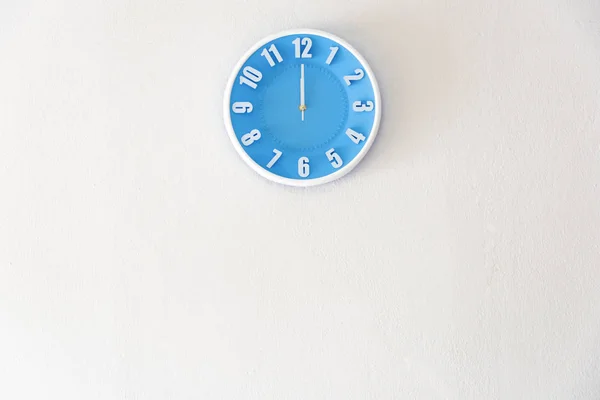 Mezzogiorno o mezzanotte con 12: 00 orologio su muro di cemento bianco in — Foto Stock