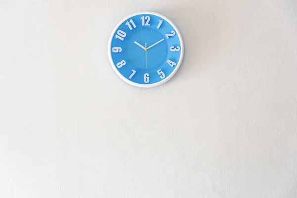 Morning, night or bed time with 10: 10 clock on white concrete wa — стоковое фото