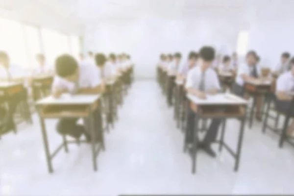 Студенты, обучающиеся или сдающие экзамены в вузе — стоковое фото
