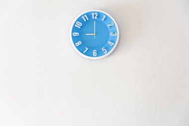 Günaydın veya gece saat 9:00 ile beyaz beton wal üzerinde saat