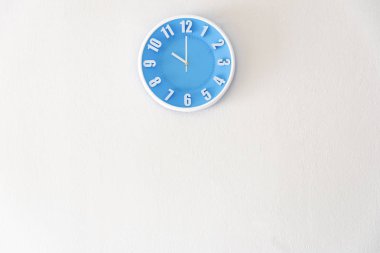 Sabah, gece veya yatak saat 10:00 saat üzerinde beyaz beton wa ile