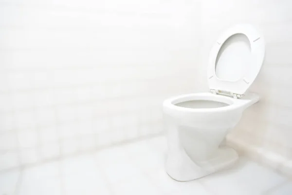 Toilettes salle de bain ou toilettes avec fond blanc concept propre — Photo