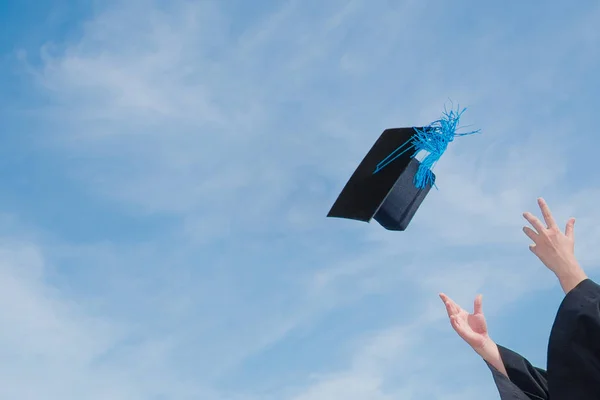 Yüksek lisans başarı kutlama gökyüzü con mezuniyet kapağı atmak