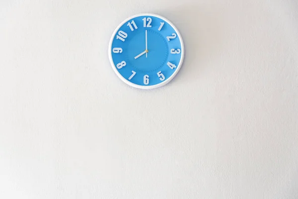 Bonjour matin ou soir avec 8 : 00 horloge sur béton blanc wal — Photo