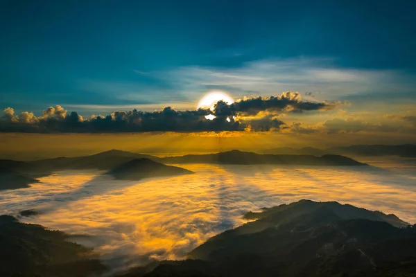 Crepúsculo nascer ou pôr do sol Montanha paisagem natureza fundo , Fotografia De Stock