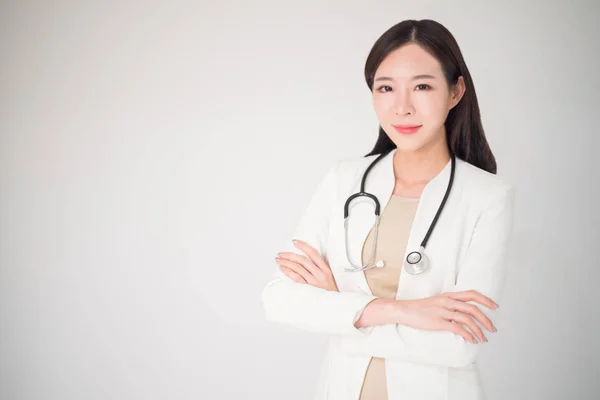 Güzel Asyalı kadın kadın doktor beyaz arka plan üzerinde izole