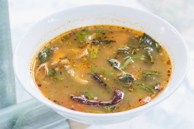 Haşlanmış domuz kemiklerde baharatlı beyaz kase